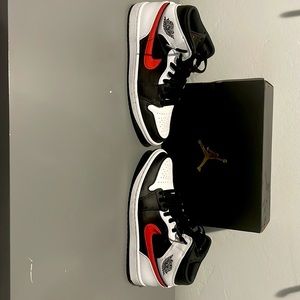 jordan 1 mids red/white/black size 8.5 men